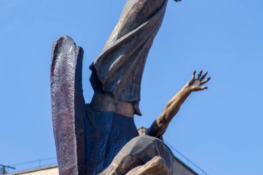 Kanatları olan bir melek şeklinde anıt.