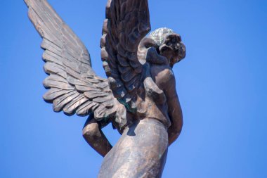 Kanatları olan bir melek şeklinde anıt.