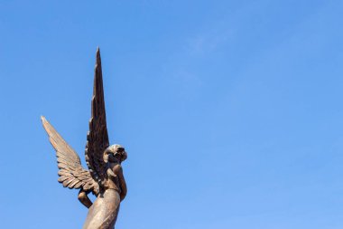Kanatları olan bir melek şeklinde anıt.