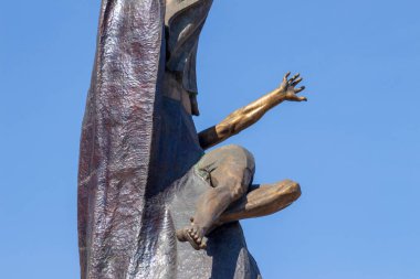 Kanatları olan bir melek şeklinde anıt.