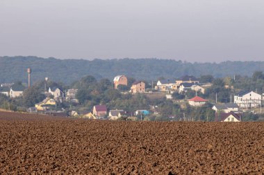 Eylül 'de tarlalar sürüldü ve evler ufukta belirdi