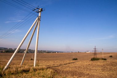 Eylül 'de tarlalar sürüldü ve evler ufukta belirdi