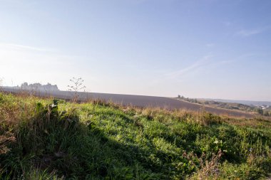 Eylül 'de tarlalar sürüldü ve evler ufukta belirdi