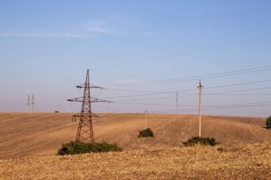 Eylül 'de tarlalar sürüldü ve evler ufukta belirdi