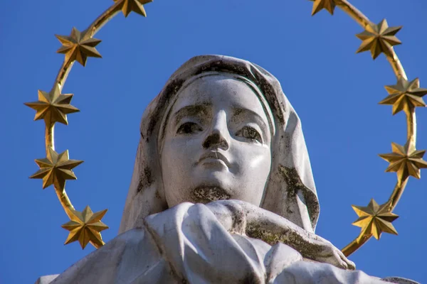 Monumento Alla Madre Dio Con Aureola Nel Parco — Foto Stock
