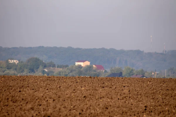 9月の地平線に広がる畑と家 — ストック写真