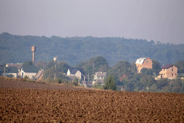 Eylül 'de tarlalar sürüldü ve evler ufukta belirdi