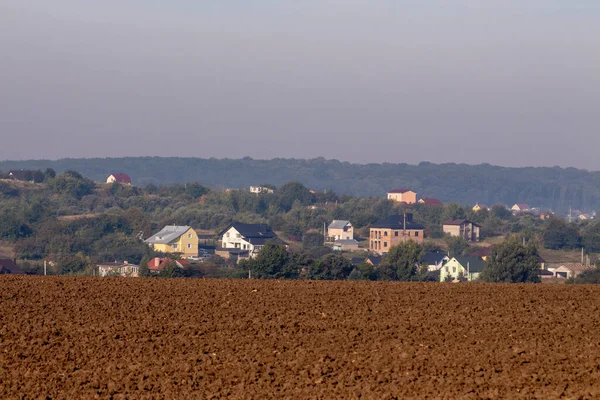 Eylül 'de tarlalar sürüldü ve evler ufukta belirdi
