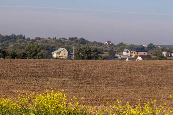 Zorané Pole Domy Obzoru Září — Stock fotografie