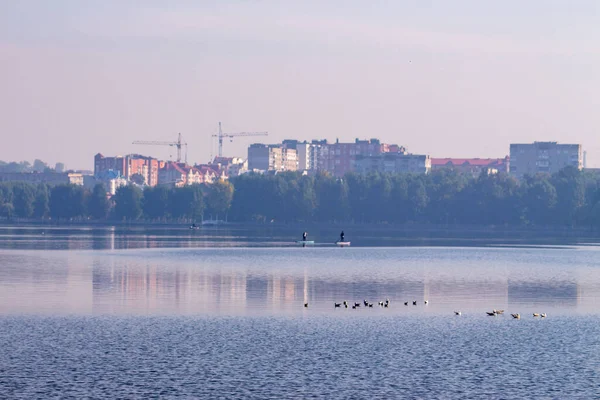 Vista Geral Cidade Lago Pela Manhã — Fotografia de Stock