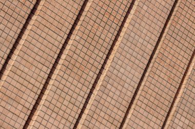 Eski bej kiremitlerin dokusu tuğla şeklini andırıyor.