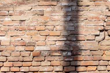 Duvardaki çok eski tuğla dokusu