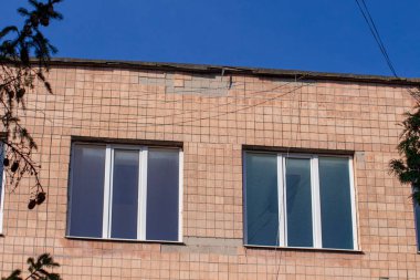 Şehirdeki bir bina ve pencerenin cephesi