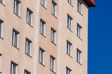 Şehirdeki bir bina ve pencerenin cephesi