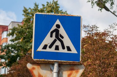 Yaya geçidinde mavi ve beyaz yol tabelası
