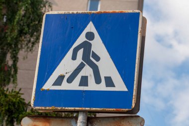 Yaya geçidinde mavi ve beyaz yol tabelası