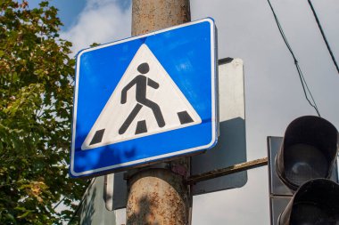 Yaya geçidinde mavi ve beyaz yol tabelası