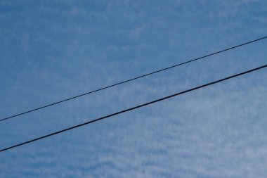 Gökyüzü arkaplanındaki elektrik hatları