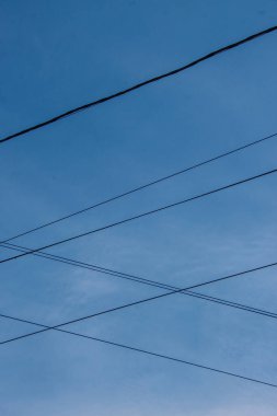 Gökyüzü arkaplanındaki elektrik hatları