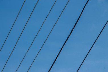 Gökyüzü arkaplanındaki elektrik hatları