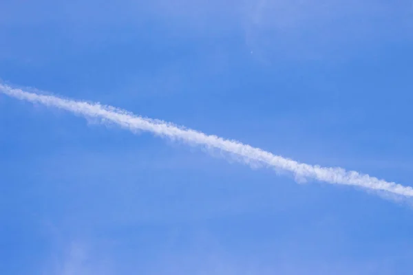 Céu Azul Outono Com Traços Aviões — Fotografia de Stock