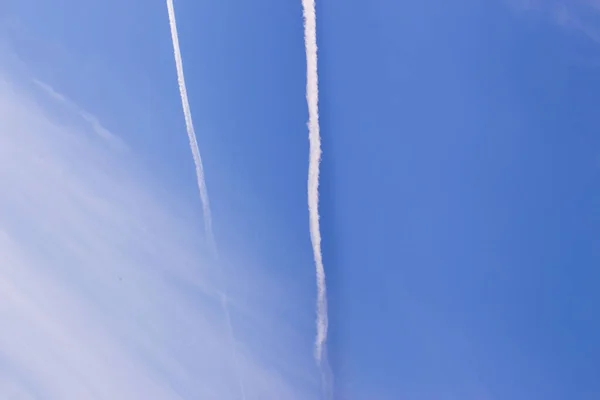 Cielo Blu Autunnale Con Tracce Aeroplani — Foto Stock