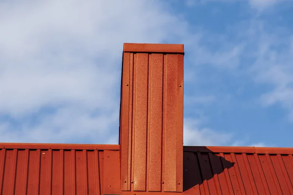 Schoorsteen Van Het Huis Bedekt Met Rood Tin — Stockfoto