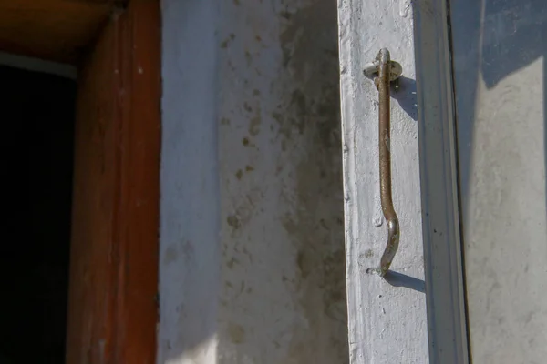 Gancho Metal Una Ventana Madera — Foto de Stock