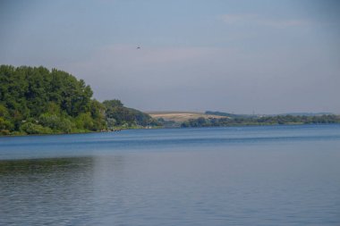 Güzel mavi gökyüzü ve güçlü bir fırtınadan sonra beyaz bulutlar