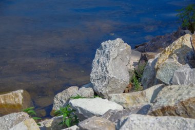 Rıhtımdaki büyük gri taşlar.