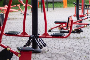 Parktaki spor sahasında egzersiz makineleri