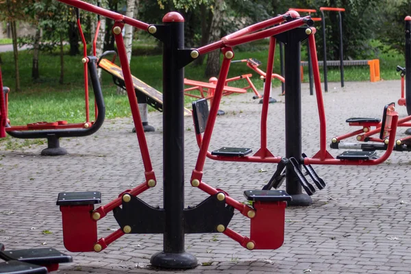 Parktaki Spor Sahasında Egzersiz Makineleri — Stok fotoğraf