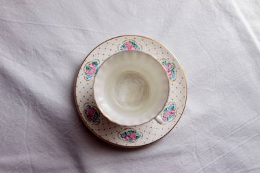 Beyaz porselen fincan ve kahve ve çay için düşünceler.