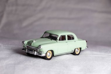 Beyaz arka planda eski yeşil Sovyet oyuncak arabası.