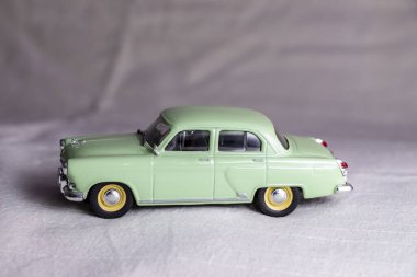 Beyaz arka planda eski yeşil Sovyet oyuncak arabası.