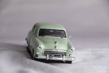 Beyaz arka planda eski yeşil Sovyet oyuncak arabası.