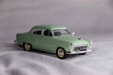 Beyaz arka planda eski yeşil Sovyet oyuncak arabası.