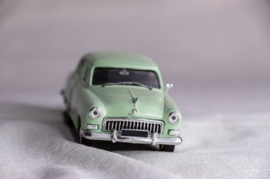 Beyaz arka planda eski yeşil Sovyet oyuncak arabası.