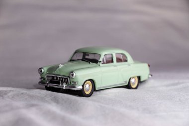 Beyaz arka planda eski yeşil Sovyet oyuncak arabası.