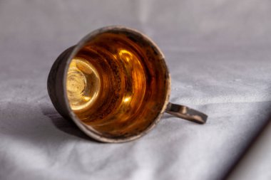 Beyaz arka planda kahve için antika metal bardak.