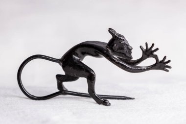 Surat asan bir şeytanın metal heykeli. Toynaklı, kuyruklu ve boynuzlu şeytan.