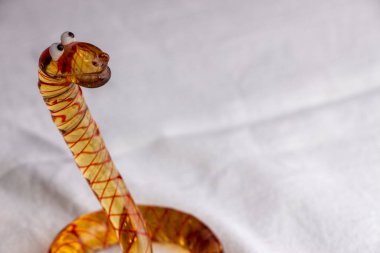 Sarı bir solucanın cam heykeli