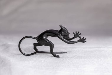 Surat asan bir şeytanın metal heykeli. Toynaklı, kuyruklu ve boynuzlu şeytan.