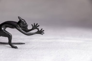 Surat asan bir şeytanın metal heykeli. Toynaklı, kuyruklu ve boynuzlu şeytan.