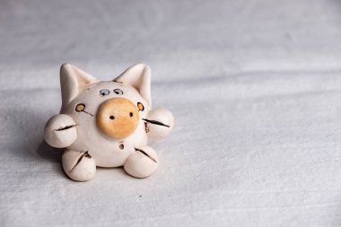 Beyaz arka planda oyuncak bir domuz heykeli