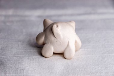 Beyaz arka planda oyuncak bir domuz heykeli