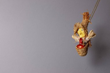 Sepette ve şapkada cadı şeklinde bir oyuncak.