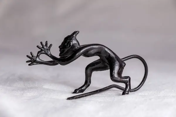 Metalen Sculptuur Van Een Duivel Grimmig Duivel Met Hoeven Staart — Stockfoto