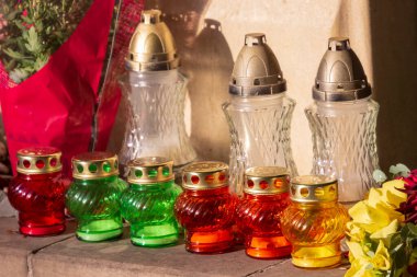 Mezarda cam ayin ve cenaze lambası. Azizler Günü, cenaze, mezarlık..