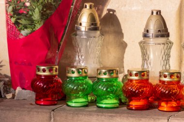 Mezarda cam ayin ve cenaze lambası. Azizler Günü, cenaze, mezarlık..